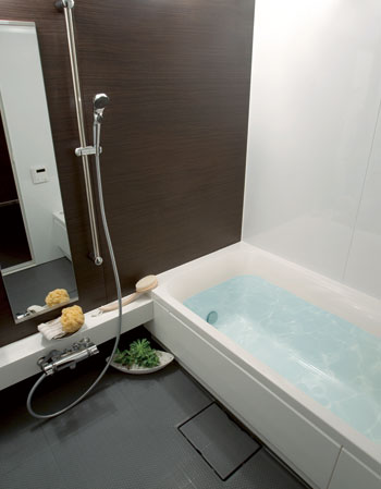 Bathing-wash room.  [Bathroom] To be able to safely enter and exit without difficulty even in the way and children of your elderly, Bathroom which adopted a low-floor type of bathtub. Hot water tension at the touch of a button ・ Reheating ・ Also it provides warm Otobasu system such as the useful features that can.