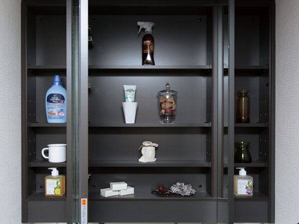 Bathing-wash room.  [Large three-sided mirror] Set up a convenient large three-sided mirror in the housing, such as cosmetics and accessories. You can keep a beautiful vanity around.