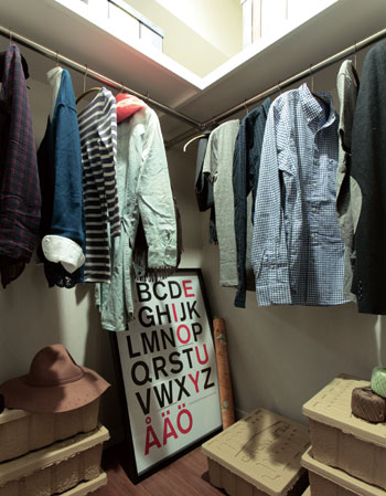 Receipt.  [Walk-in closet] Clothing is also like of course travel bag, Organize collectively ・ Installing the storage can walk in closet. Storage capacity is high walk-in closet brings a room to the entire room. (Except for some)