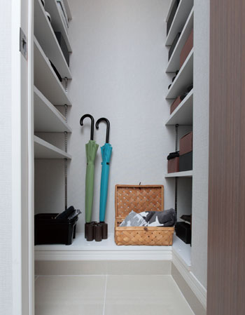 Receipt.  [Shoes closet] Set up a shoe closet of large capacity that can be tidy and clean the entrance around. Also it can be stored, such as sporting goods, It is very convenient because the rapid retrieval from the front door. (Part type) (more than the published photograph of the model room A type)