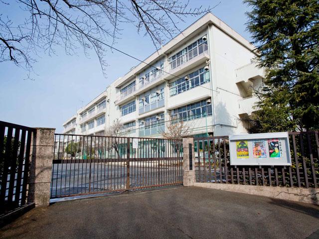 Junior high school. 660m until Itabashi Takashima first junior high school