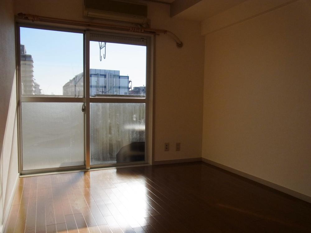 Non-living room. Indoor (12 May 2013) Shooting