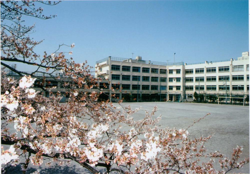 Junior high school. 650m until Itabashi Kamiitabashi second junior high school