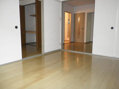 Living and room. ☆ Now separated by a sliding door to the Western-style 6 Pledge dining kitchen