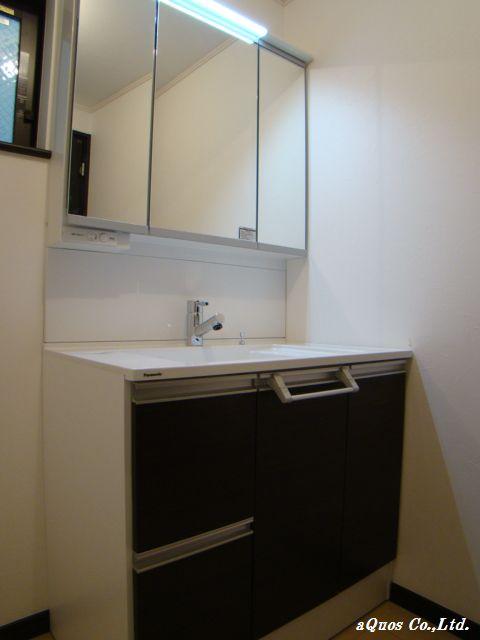 Wash basin, toilet. Indoor (12 May 2013) Shooting