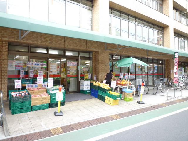 Supermarket. Commodities Iida Tohshin to the store 320m