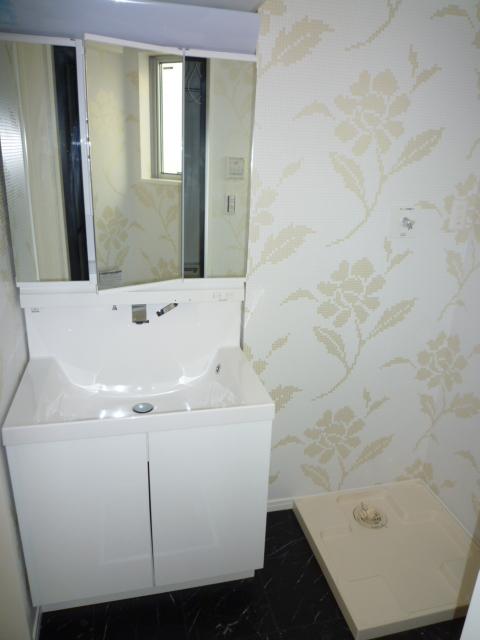 Wash basin, toilet. 4 Building, Indoor (10 May 2013) Shooting