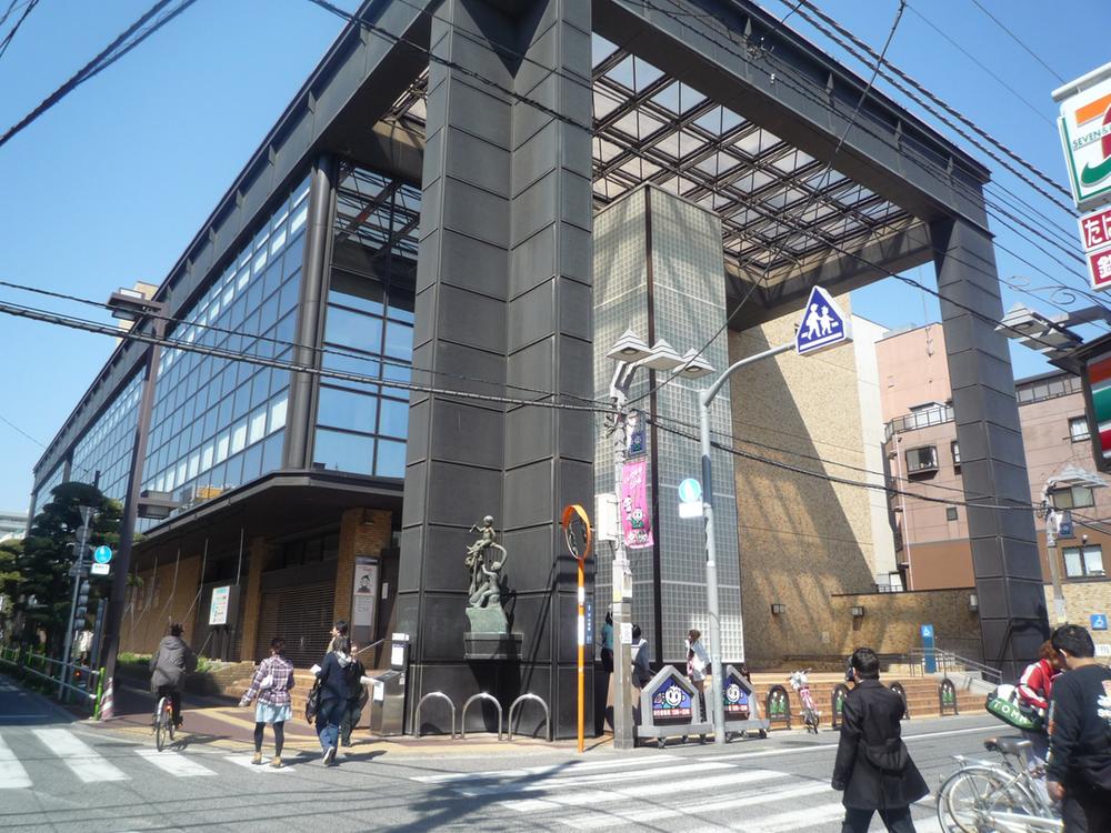 Streets around. 420m until the Municipal Cultural Center