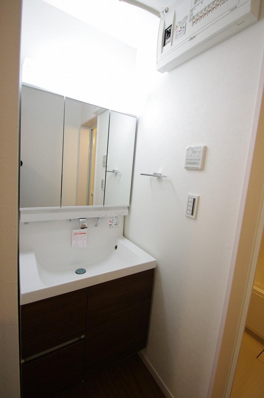 Wash basin, toilet. (November 2013) Shooting