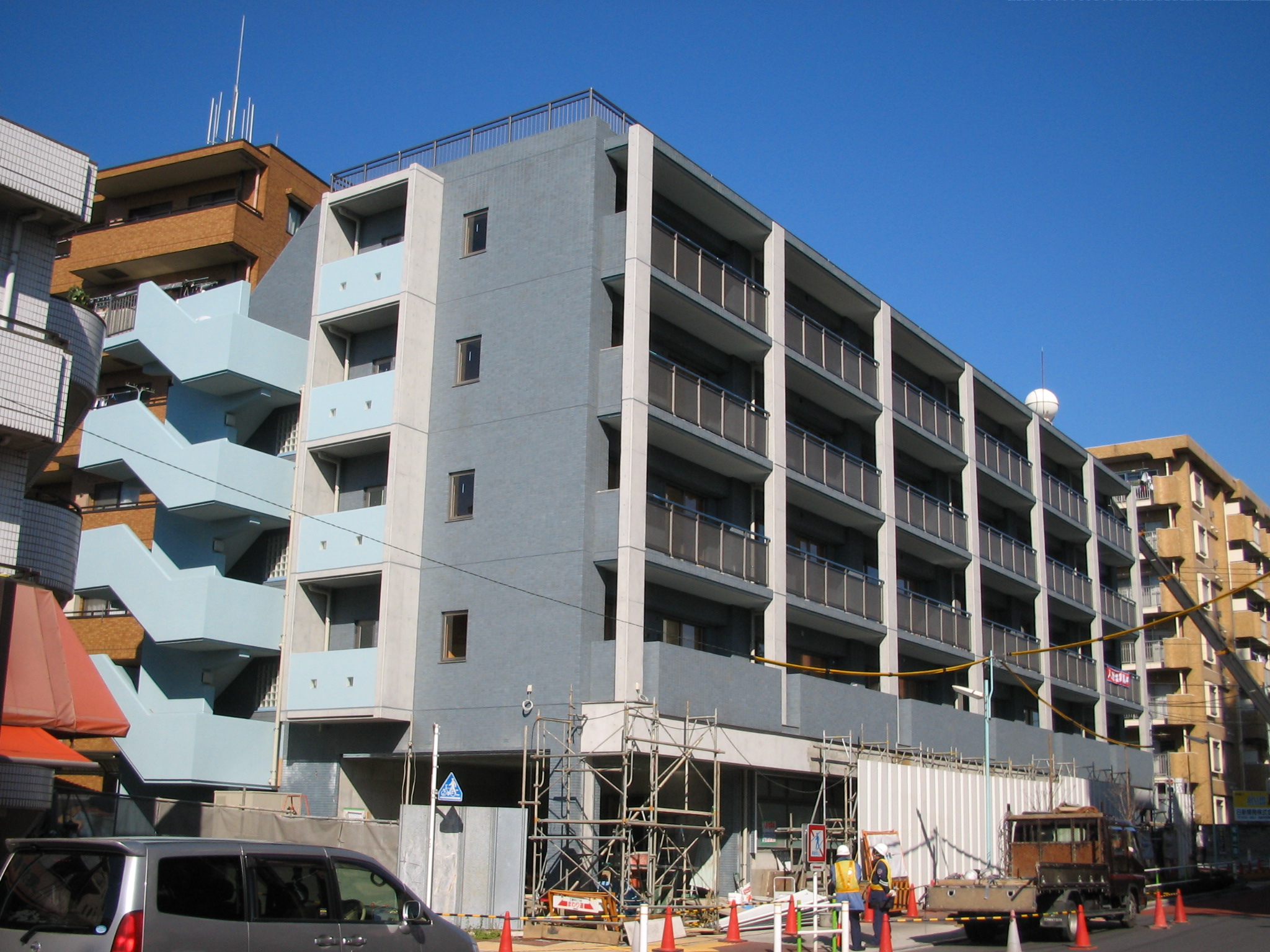 Building appearance. Built in the shallow of the pet-friendly apartment