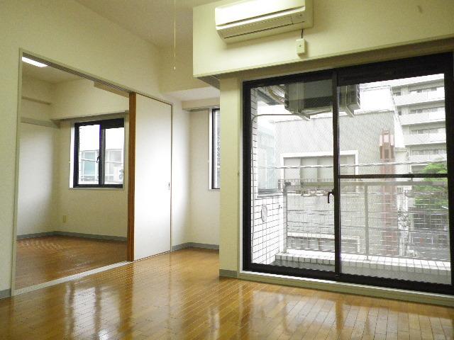 Living and room. 10 Pledge of LDK ・ 4.5 Pledge of Western-style. Popular Flooring.