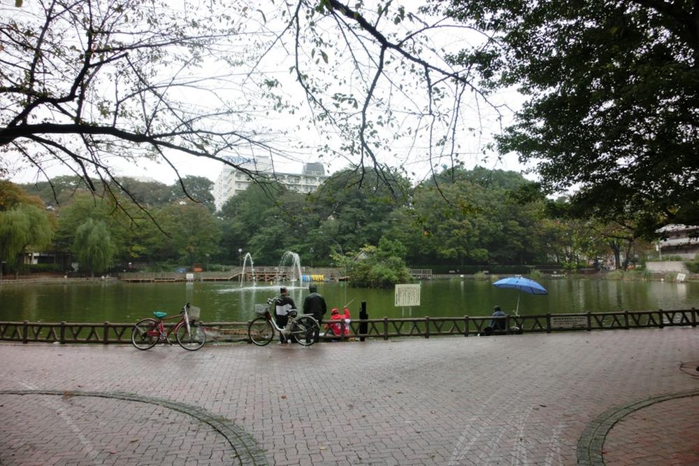 park. 850m until the tribute park