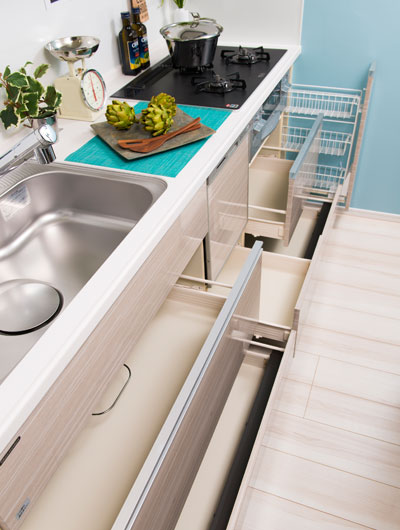 Kitchen.  [Slide storage] Drawn out firmly until the front, Also retrieved the easier ones in the back.