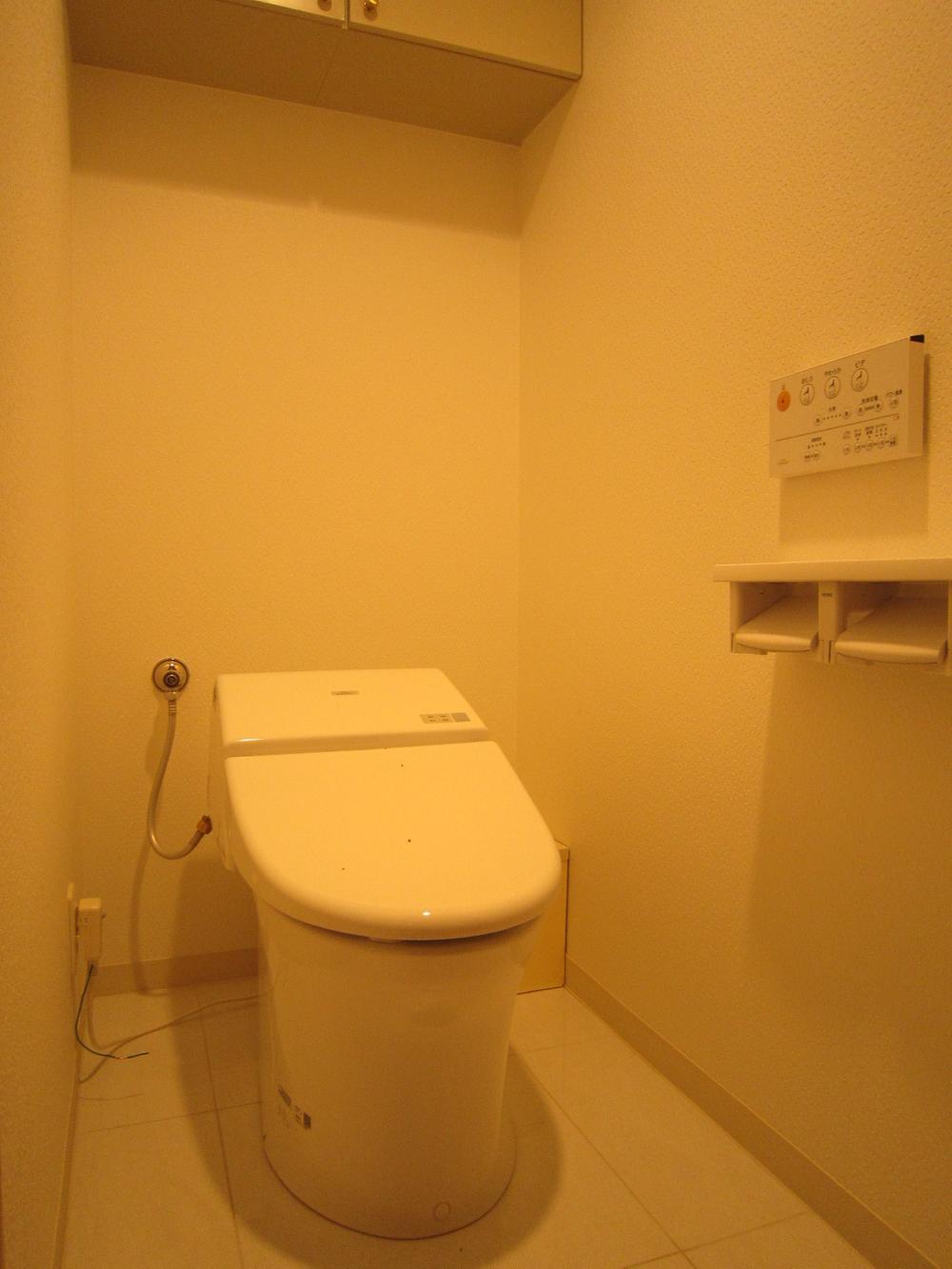 Toilet. Indoor (11 May 2013) Shooting