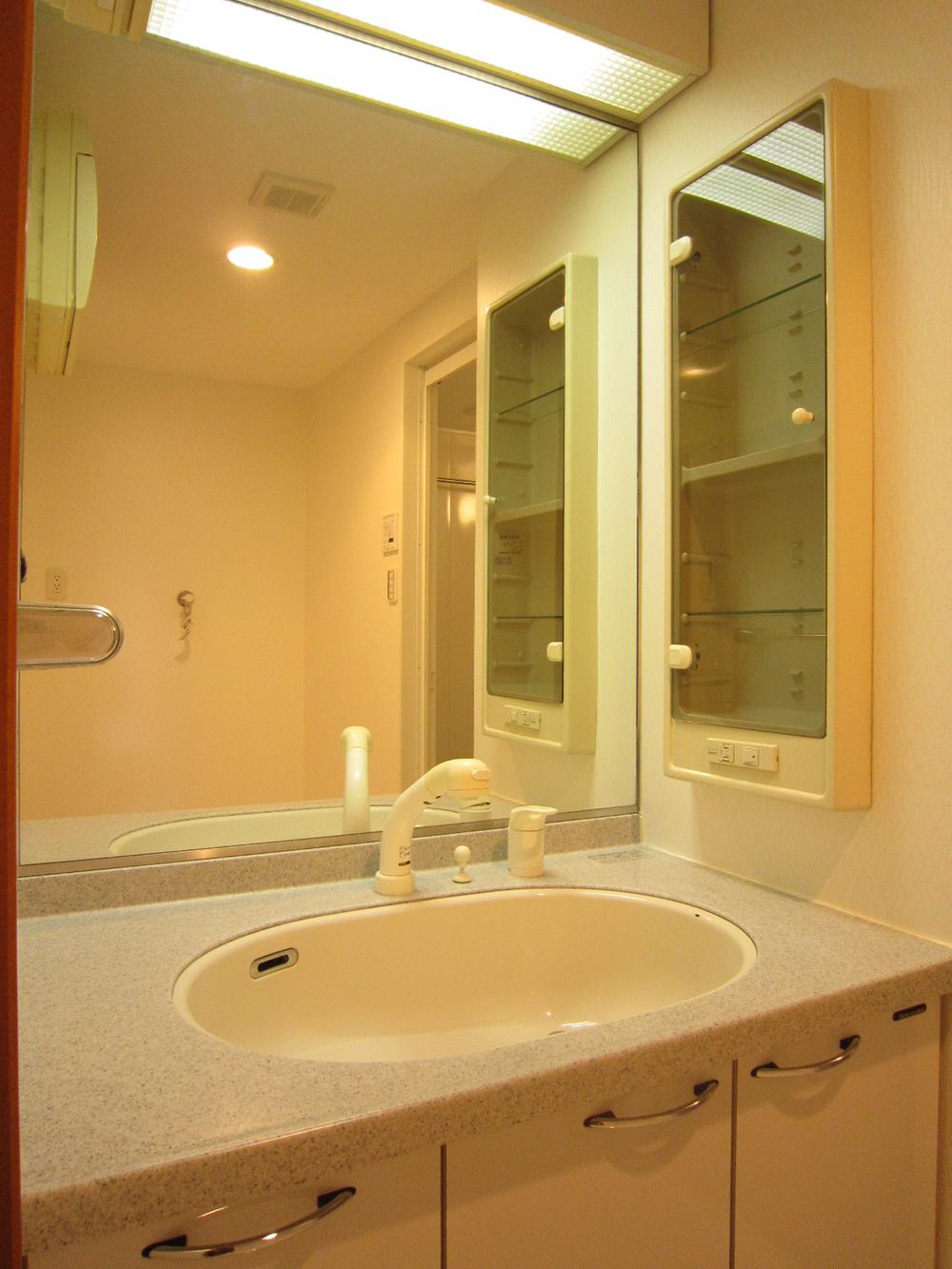 Wash basin, toilet. Indoor (11 May 2013) Shooting