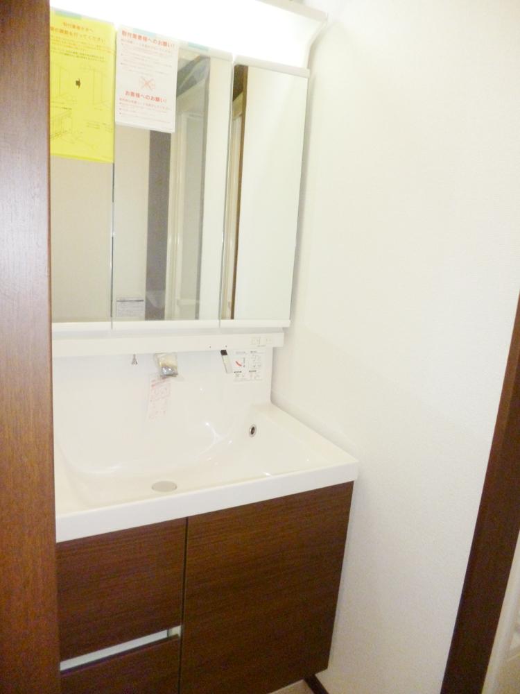 Wash basin, toilet. B Building