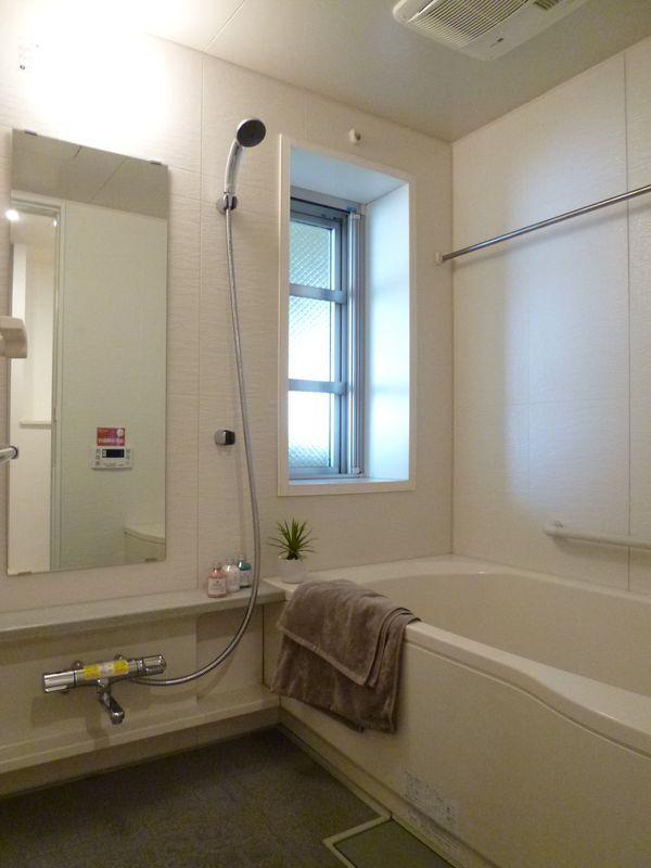 Bathroom. Well comfortable bathroom ventilation with windows