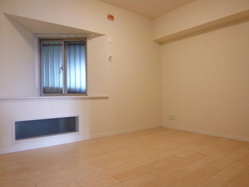 Non-living room. It is stylish introspection with a bay window. Also facing as a guest room.