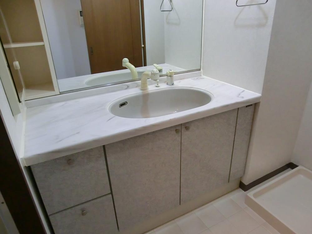 Wash basin, toilet. Room (August 2013) Shooting