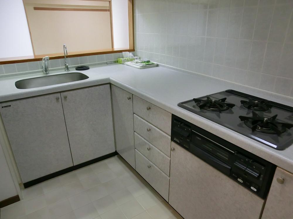 Kitchen. Room (August 2013) Shooting Spacious L-shaped kitchen