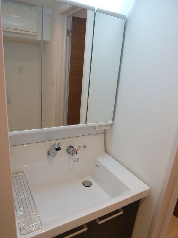 Wash basin, toilet. Independent wash basin