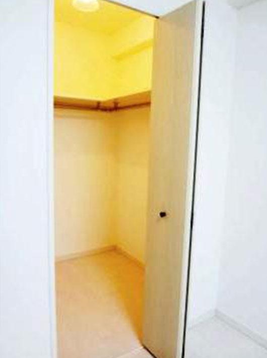 Receipt. Walk-in closet