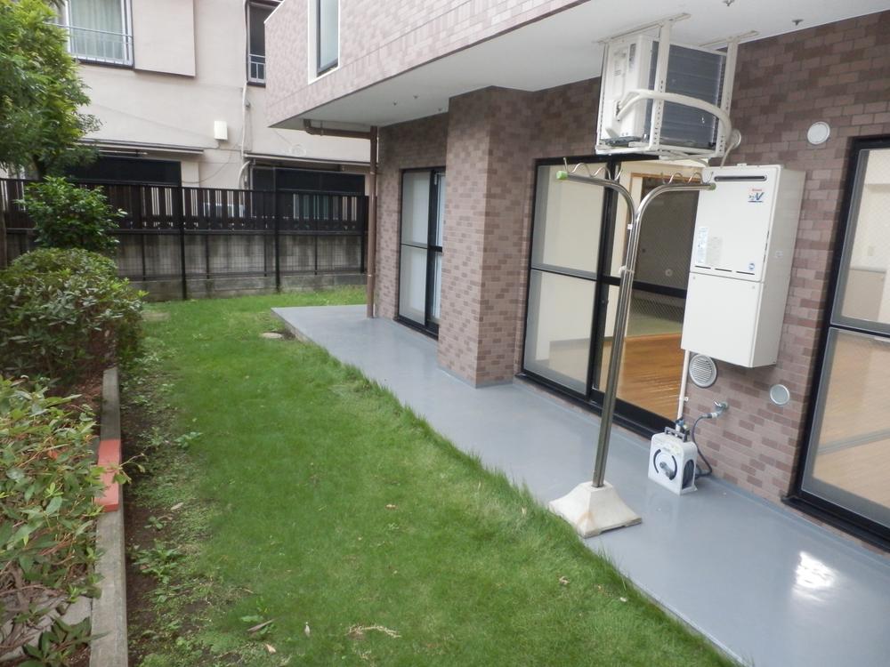 Garden. Local (10 May 2013) Shooting. Terrace (16.56 sq m) and a private garden (32.92 sq m) are available.