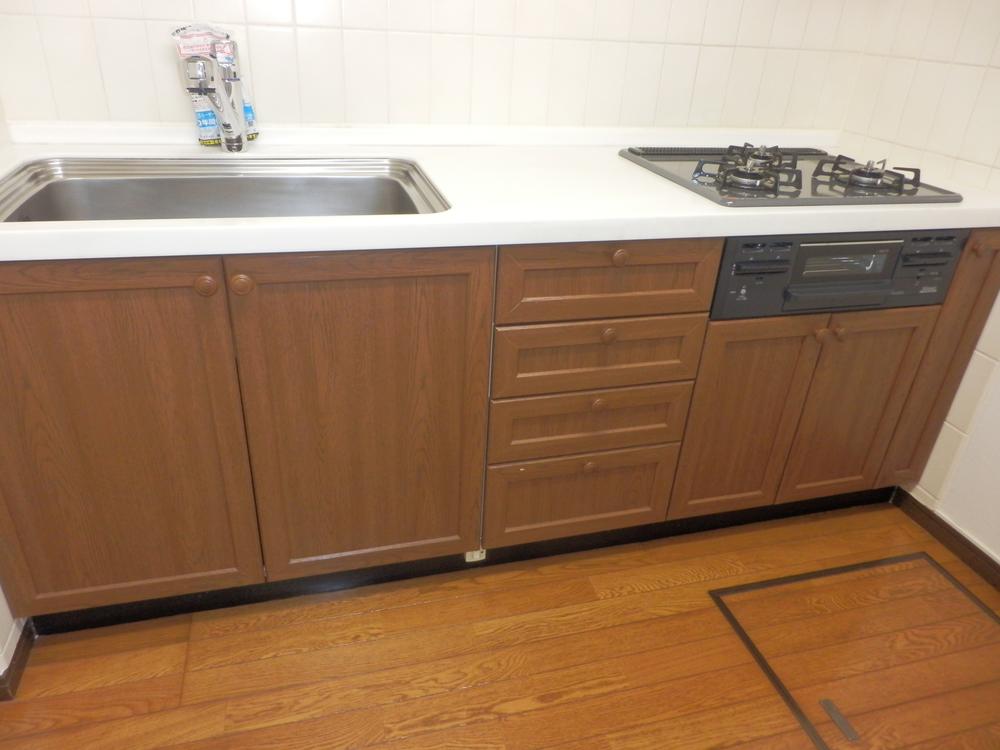 Kitchen. Indoor (10 May 2013) Shooting. It is marked with a kitchen under the floor storage.