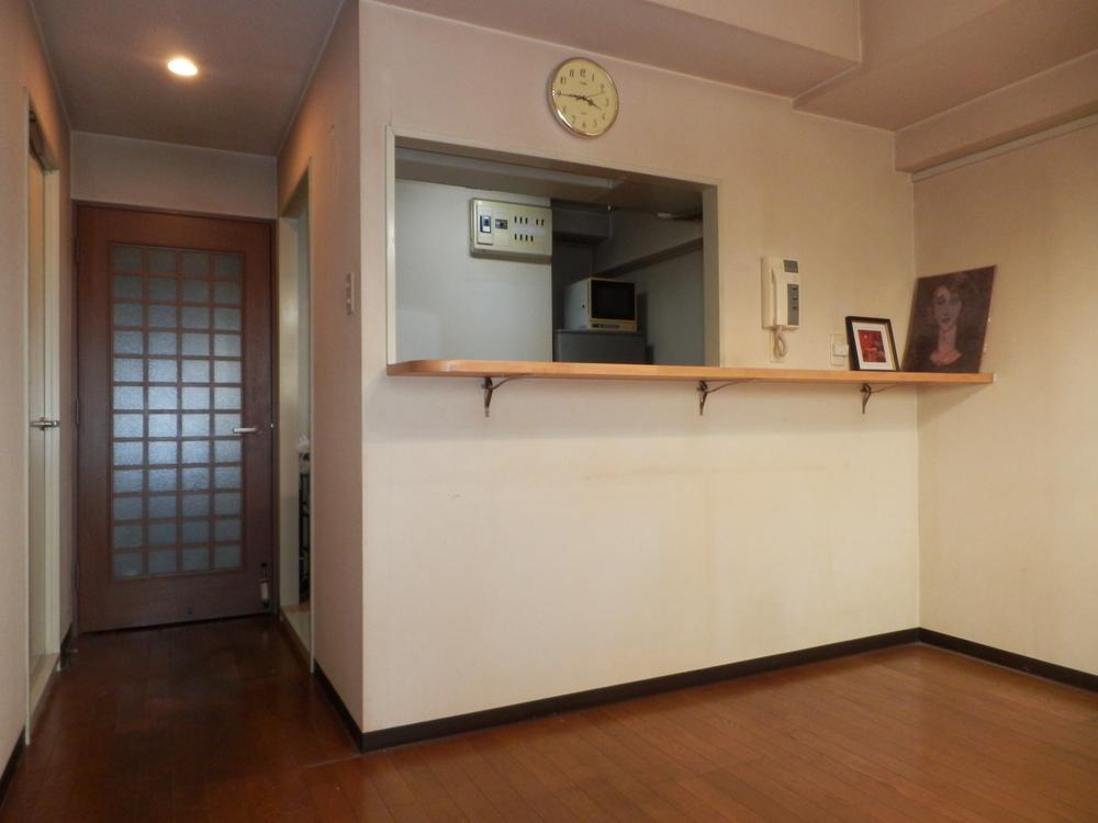 Kitchen. Indoor (11 May 2013) Shooting. It is a kitchen with a counter.