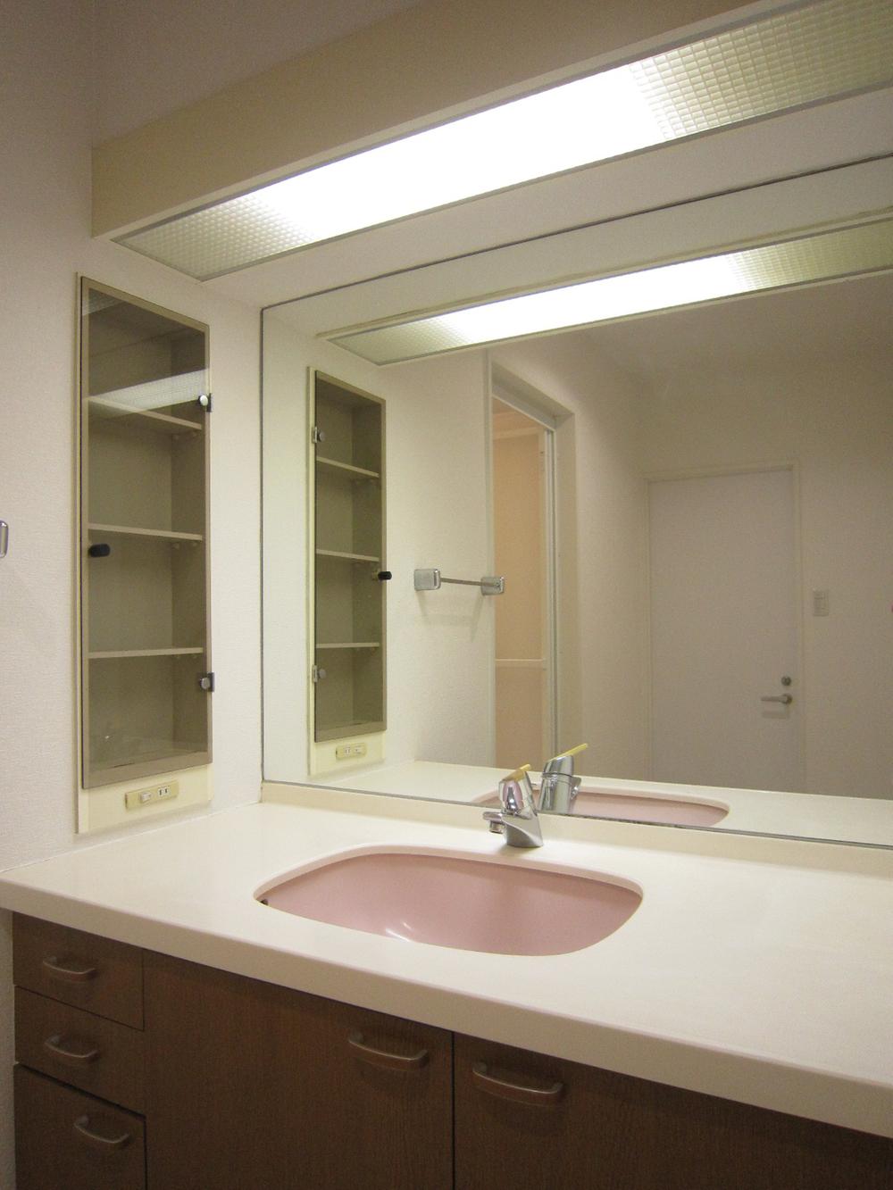 Wash basin, toilet. Room (August 2013) Shooting