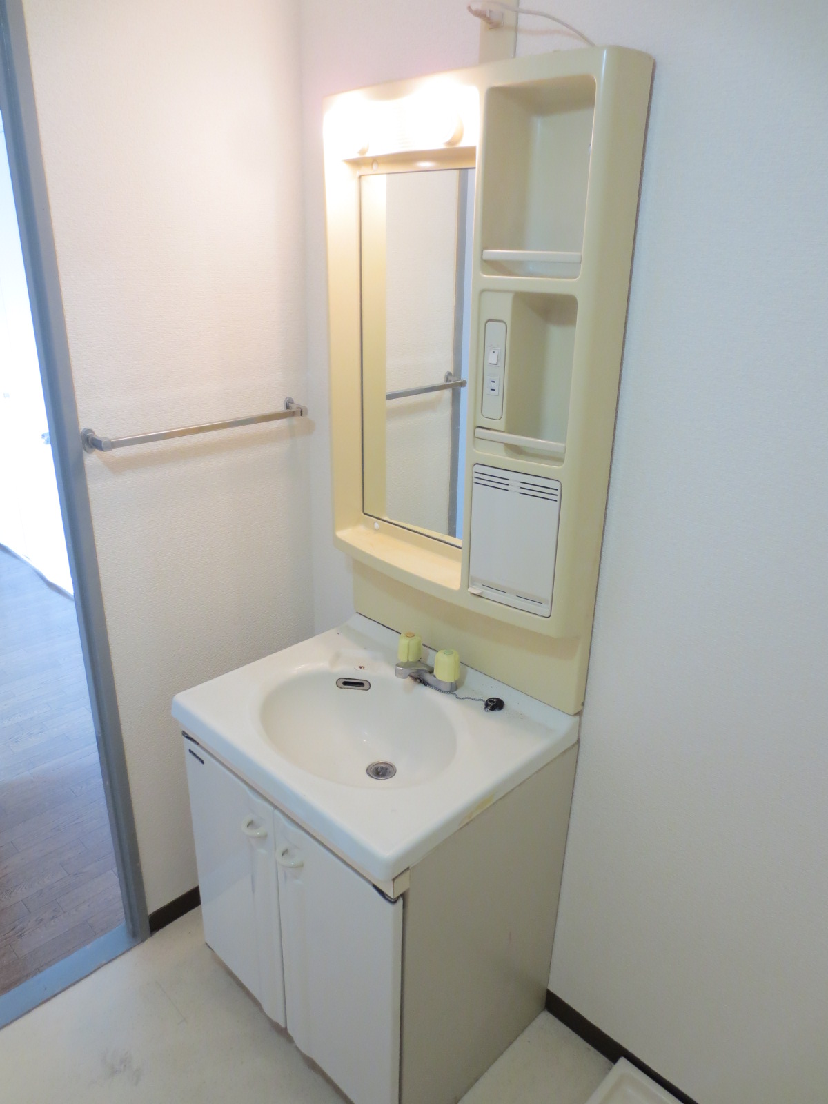 Other Equipment. Independent wash basin