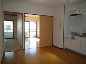 Living and room. It is the distribution type. It was reform-up!