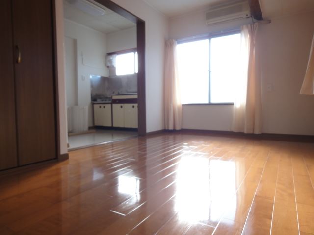 Living and room. It is a 1R type of spread