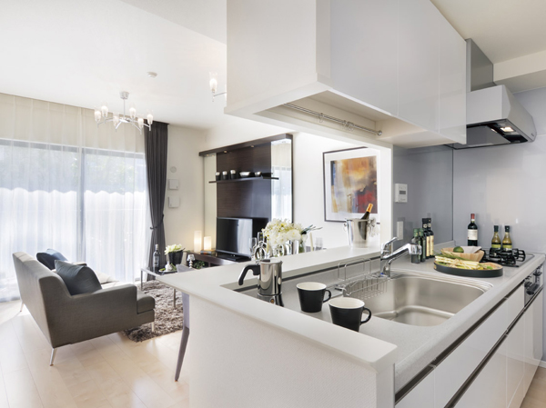 Kitchen.  [kitchen] The kitchen is adopted face-to-face counter of depth up to about 300mm. Or temporarily placed the dishes before serving, Or decorate a flower, You can use a variety of applications. Less likely water is scattering because there is a difference in level between the sink and the counter. In addition, since face-to-face type, You can also enjoy hearthstone of the family while the housework.