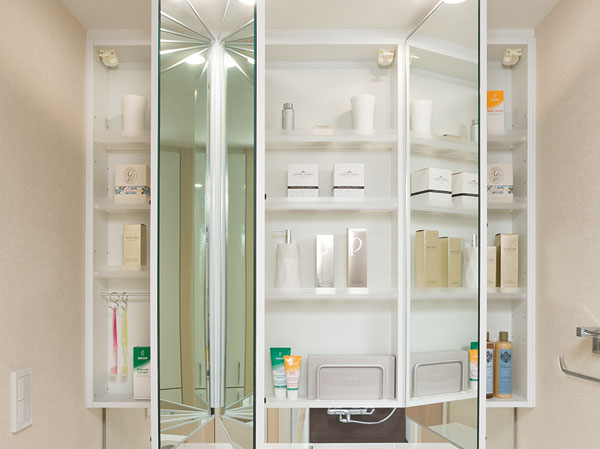 Bathing-wash room.  [Three-sided mirror with vanity] It has adopted a three-sided mirror with vanity, which also includes a three-sided mirror under mirror tailored to the child's point of view.  Ensure the storage rack on the back side of the three-sided mirror. You can organize clutter, such as skin care and hair care products. Also storage rack is clean and maintain because it is clean and remove. (Same specifications)