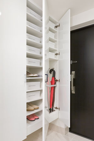 Receipt.  [Thor type footwear input] The entrance, Has established a footwear input of tall type there is a height of up to ceiling near. Neat houses the umbrella to Tobiraura, By easily taken out, Amount of storage of shoes also up, You can numerous storage. Also, Convenient accessory tray in the glove compartment, such as a seal ・ It has established a net basket.  ※ It has established a distribution board or the like to the top. (Same specifications)