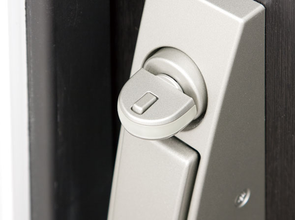 Security.  [Crime prevention thumb turn] Tool was adopted switched security thumb that corresponds to the incorrect tablet would turn the thumb placed on the inside of the door (the top one place).  ※ Equipment image is all the same specification.