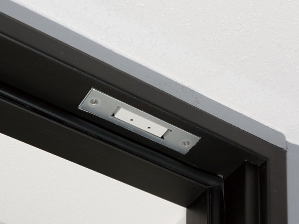 Security.  [Security sensors] Entrance door, Set up a crime prevention sensor is in the window facing the roof balcony windows and dwelling unit with a roof balcony of the ground floor dwelling unit. ( ※ Surface except for the windows and FIX window stick lattice) and opening security sensors have been installed is opened while security set, Sensor reacts, Place a abnormal signal to the security company sounds an alarm at the dwelling units within the intercom master unit and the Genkanshi machine.