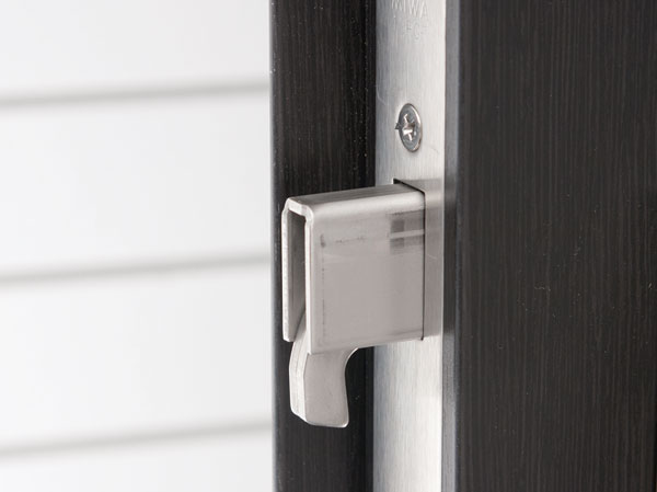 Security.  [Sickle dead bolt] Insert and bar between the frame and the door, As a countermeasure by deforming the door and the frame to the modus operandi of the pry unlocking with or remove the dead bolt received, It has adopted a sickle dead bolt Seridasu sickle of the bracket and locking the key to the front door.