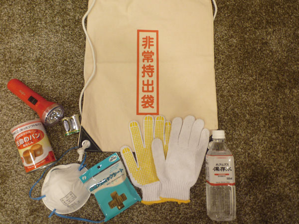 earthquake ・ Disaster-prevention measures.  [Disaster prevention Luc] We will be given the disaster prevention backpack to each household at the time of your delivery. Luc flame-retardant processing has been performed, Disaster save for drinking water, Canned bread that can be long-term storage, Cotton work gloves to dust mask, Compact Tosaizu of siren with radio light (with battery), Rescue sheet that can be used as an alternative to the blanket and overcoat because of the cold weather effect, It is lots of 7-piece set. (Same specifications)