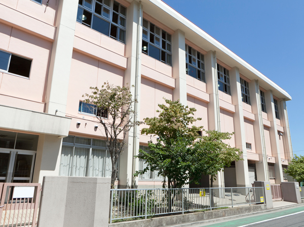 Surrounding environment. Avenue Junior High School (about 790m ・ A 10-minute walk)