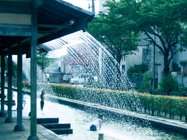 Surrounding environment. Local neighborhood is colorful park is a large number. Located in an environment rich in water and greenery. Enjoy the spectacular flowering of Yoshino cherry tree in the spring, "towing the river water park" (about 500m ・ 7-minute walk)