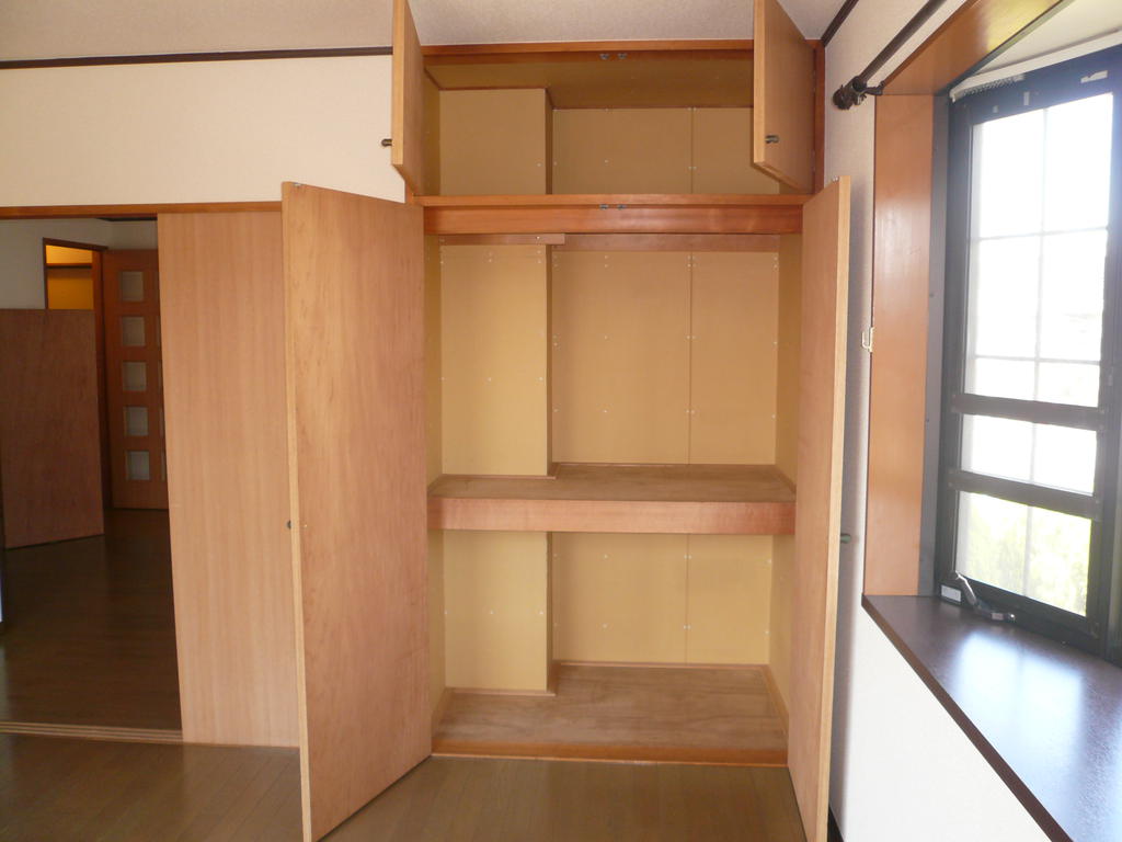 Receipt. Storage of Western-style Enter lot-to-ceiling.