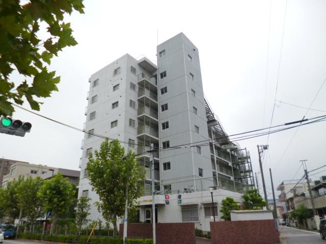 Local appearance photo. Management personnel is resident.