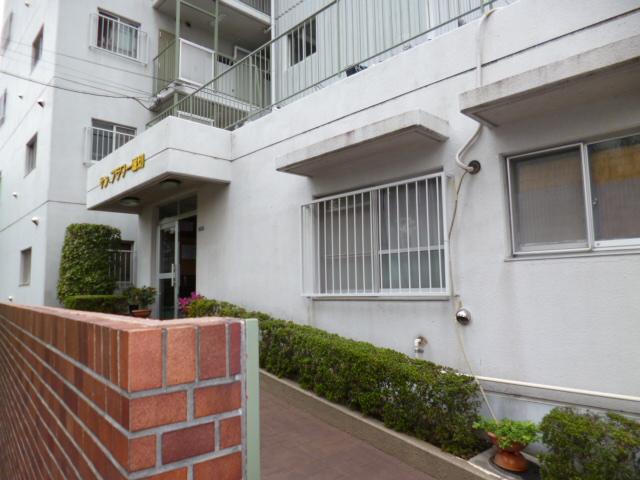 Entrance. Common areas