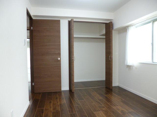 Non-living room. Western style room ・ Because the corner dwelling unit is a bright property