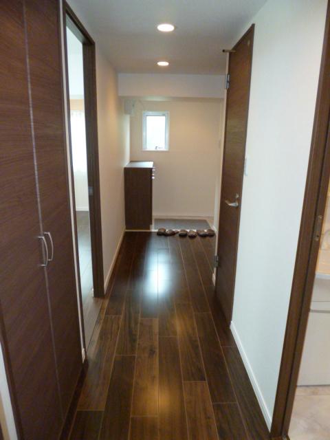 Other introspection. Spacious entrance