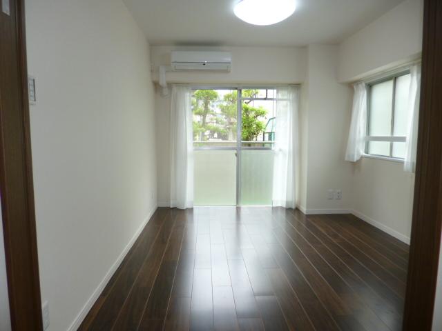 Living. Although the first floor, Southeast ・ It is a bright property in the southwest corner dwelling unit.