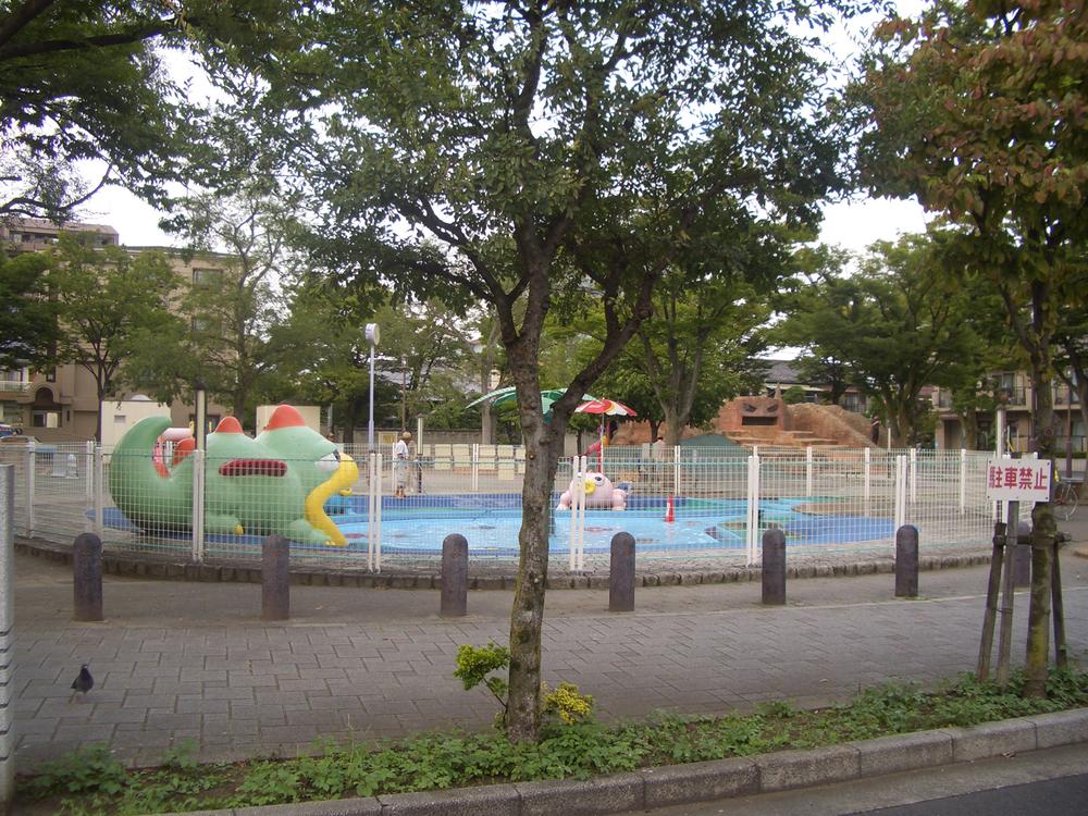 park. There are 450m splashing water sound pond until Shimogawara park. 