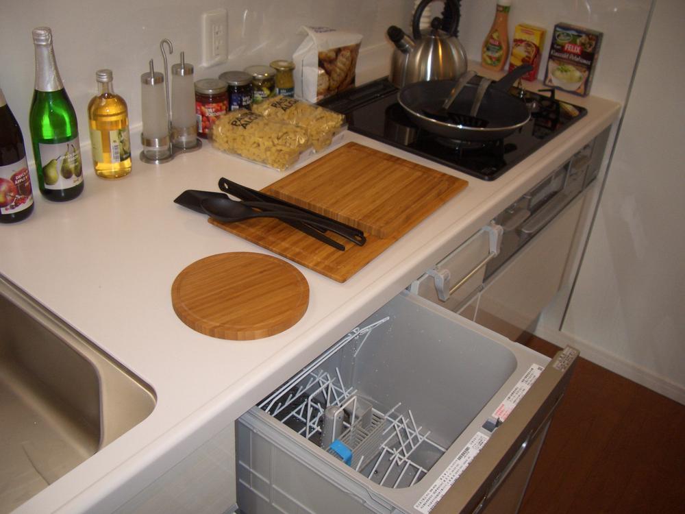 Kitchen. Kitchen wall 2400 type. Dishwasher is Installed. 